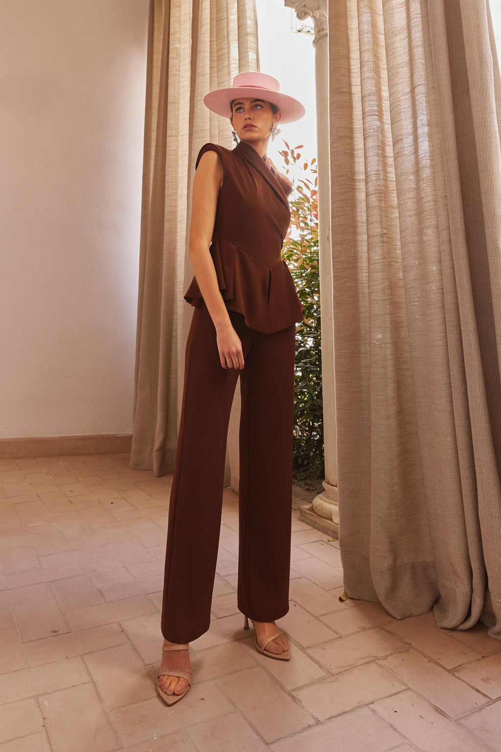 Mono Gacrux Chocolate – Vista lateral – Dew & Corch SS26