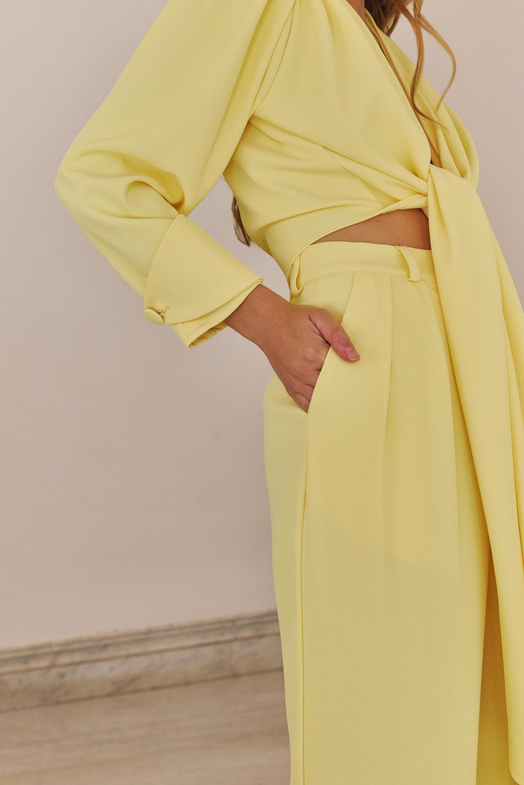 Pantalón Rigel Butter – Vista lateral – Dew & Corch SS26