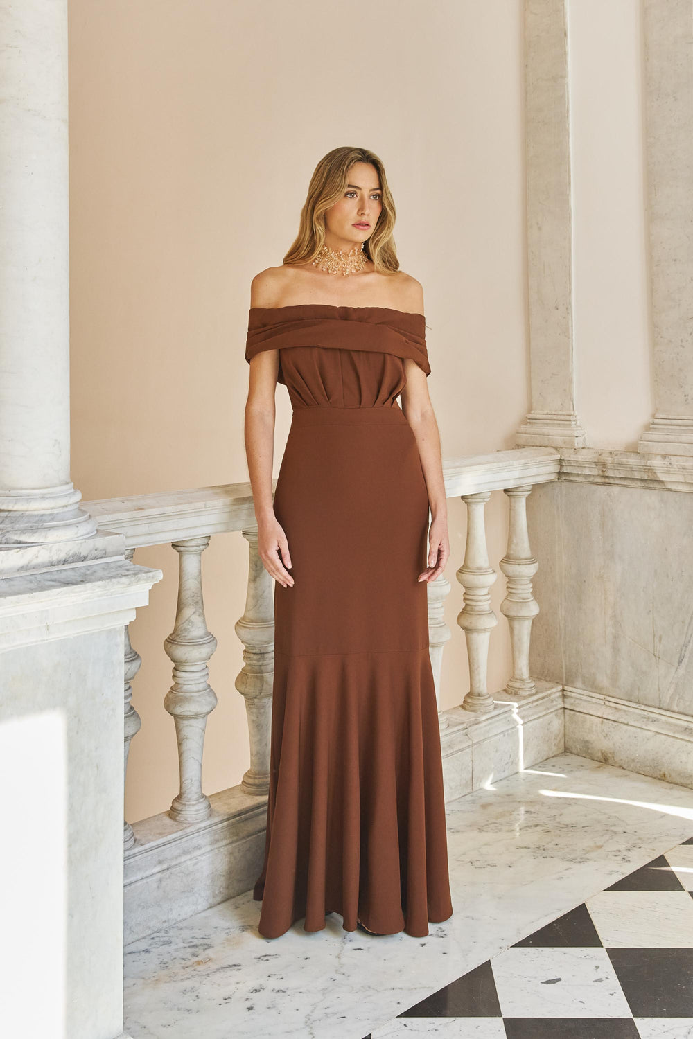 Vestido Largo Giala Chocolate – Vista lateral – Dew & Corch SS26