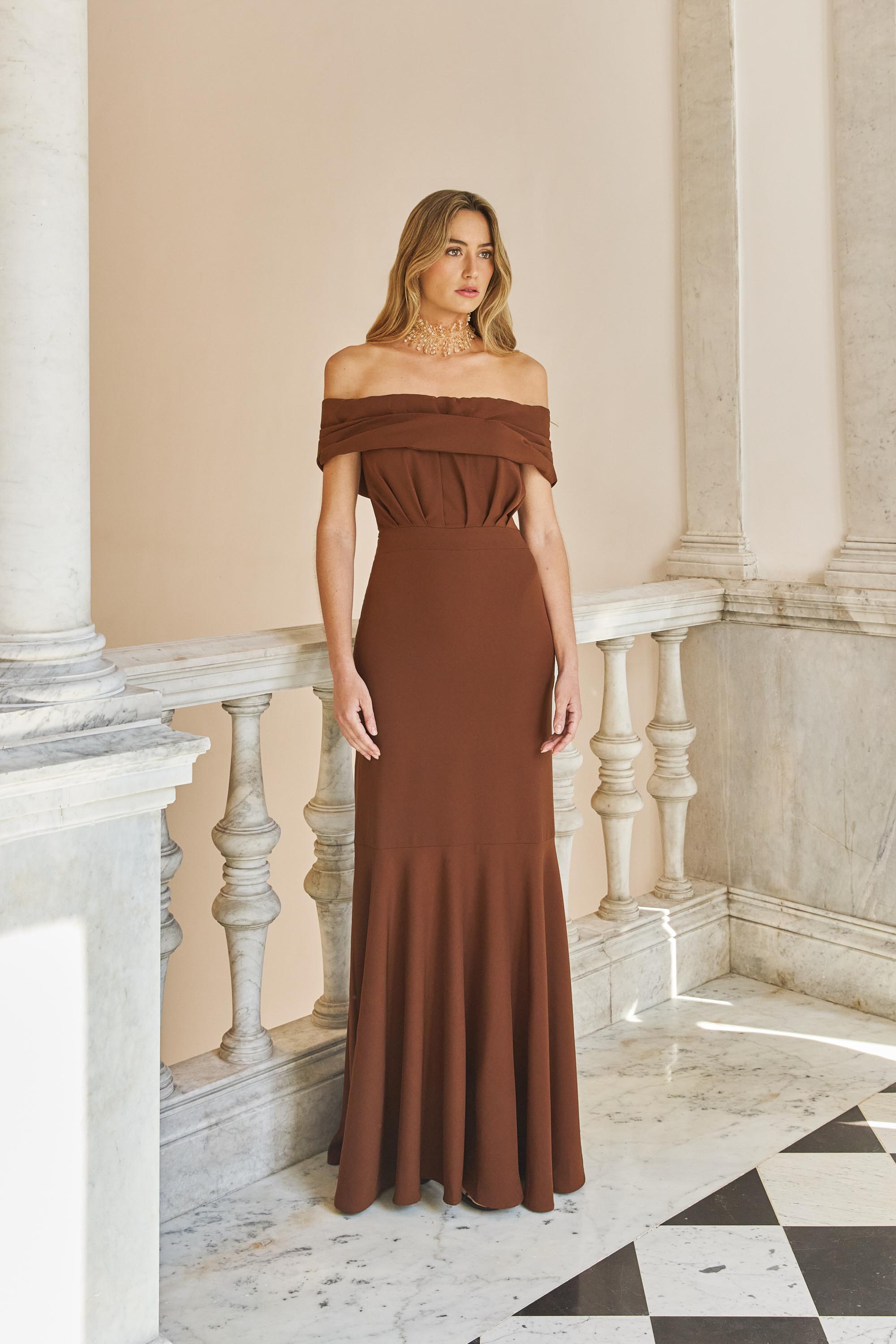 Vestido Largo Giala Chocolate – Vista lateral – Dew & Corch SS26