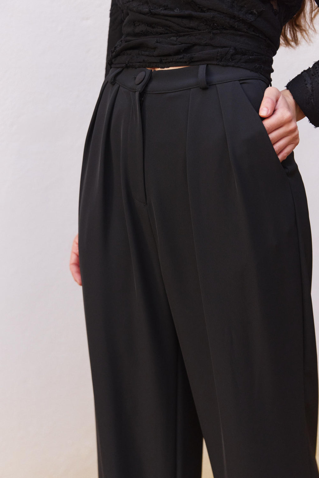 Pantalón Rigel Black – Vista lateral – Dew & Corch SS26