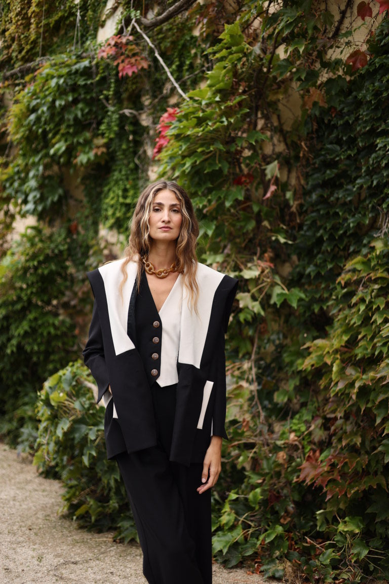 Veste en laine noire et blanche