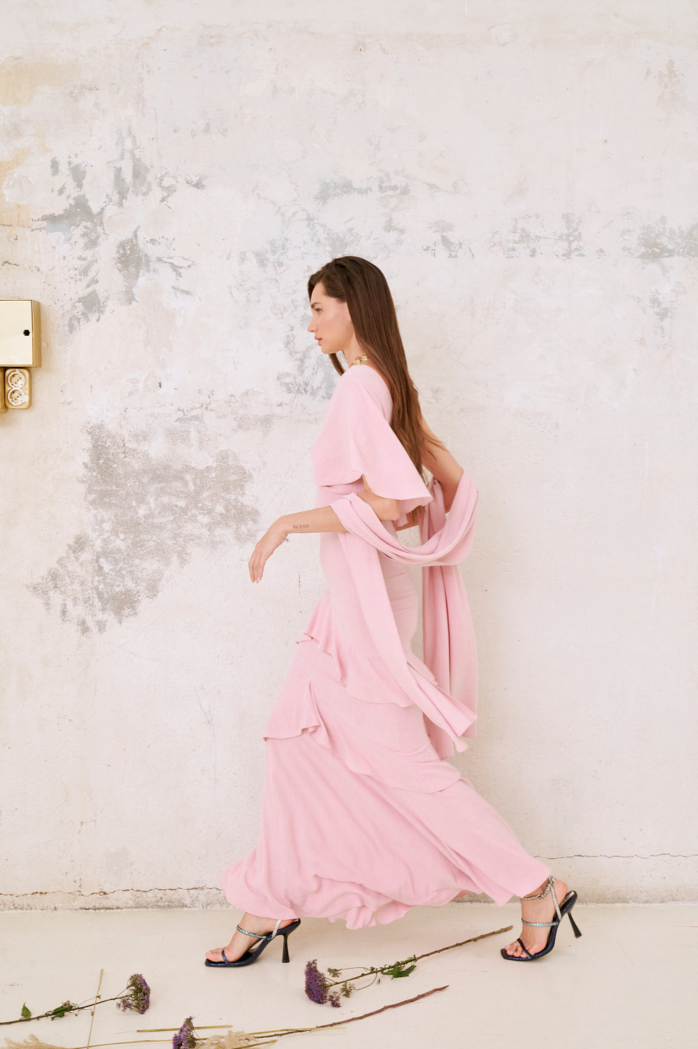 Vestido Makira con chal Rose